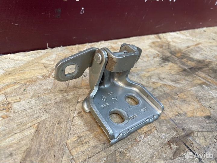 Петля двери задняя левая Renault Sandero Stepway