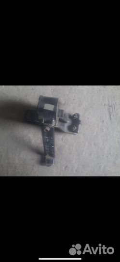 Подушка двигателя левая toyota