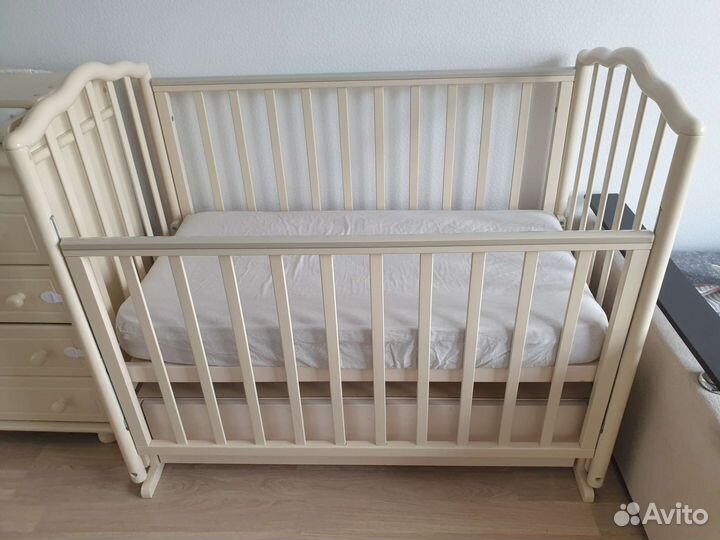 Кроватка с комодом