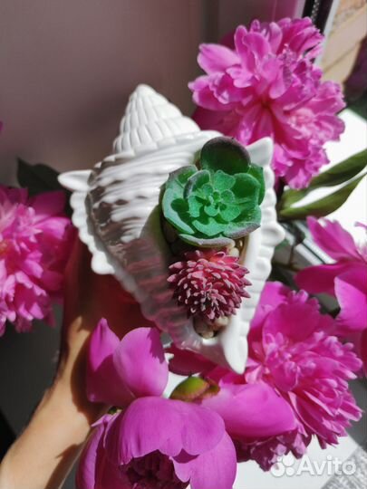 Гипсовые кашпо с цветочной композицией