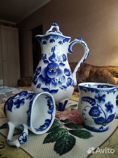 Кувшин с двумя бокалами