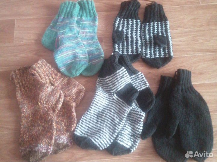 Вязаные носочки и варежки