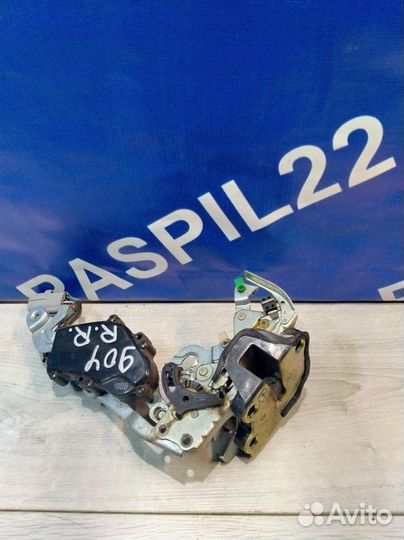 Замок двери задний правый Toyota Mark I I GX90