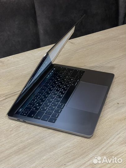 Apple MacBook Pro 13'' (2016, 4 порта Thunderbolt)
