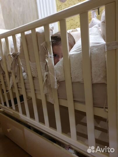 Детская кроватка с маятникоми с ящиком