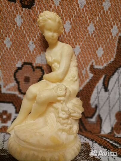 Фарфоровая статуэтка
