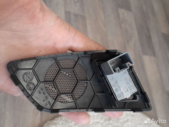 Кнопка стеклоподъемника Skoda Octavia A5 зад левая