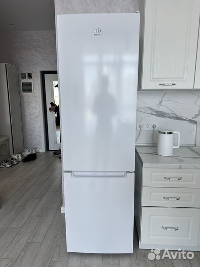 Холодильник с морозильной камерой