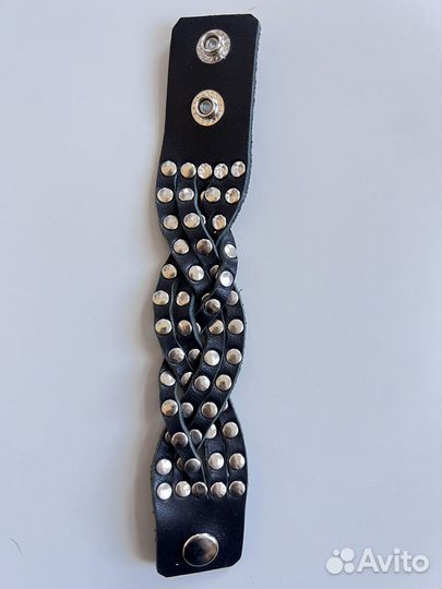 Кожаный браслет с клепками