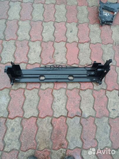 BMW F10 F11 основное крепление радиатора