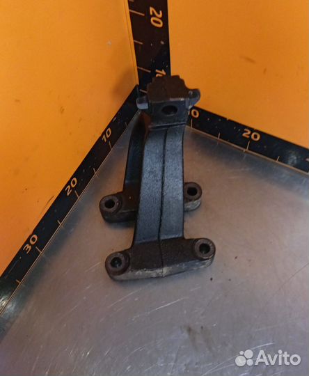 Кронштейн крепления двигателя передний правый \MAN