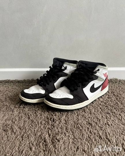 Кроссoвки Nike Air Jordan 1