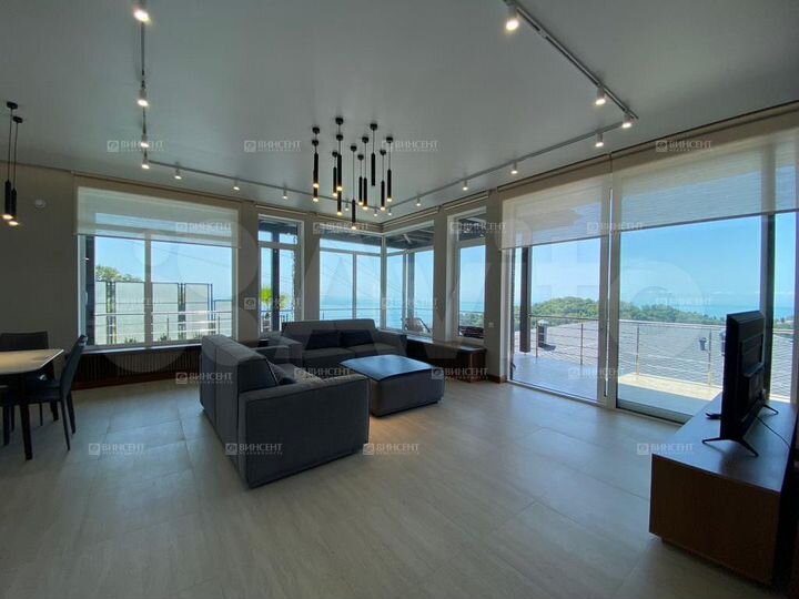 Дом 220 м² на участке 4 сот.