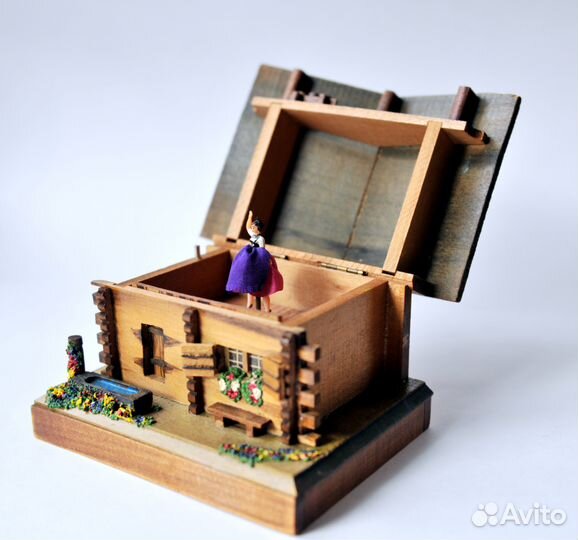 Музыкальный домик с танцующей балериной в розовом