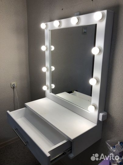 Гримерное зеркало с полкой