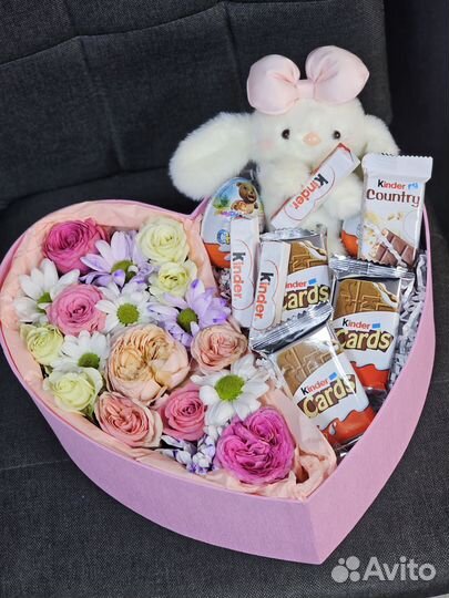 Коробка с цветами и сладостями