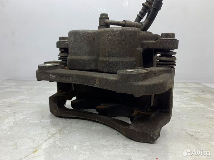 Суппорт передний левый Infiniti Qx56 5.6 2007