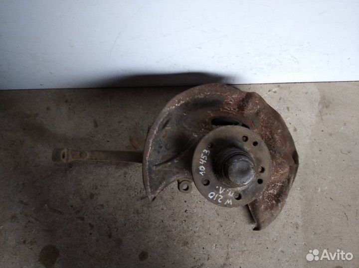 Кулак поворотный передний левый Mercedes Benz W210