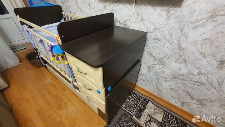 Кроватка с маятником и комодом