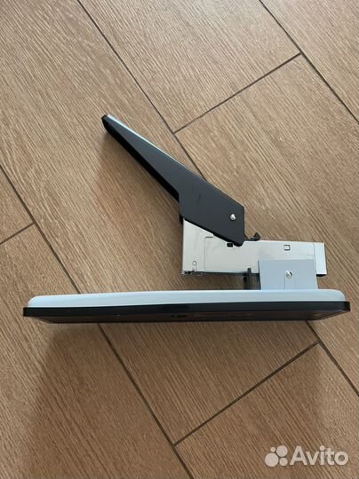 Офисный степлер