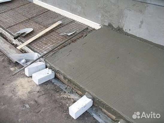 Вокруг дома отмостка