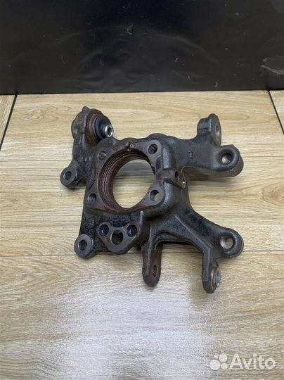 Кулак задний левый Toyota Rav4 40