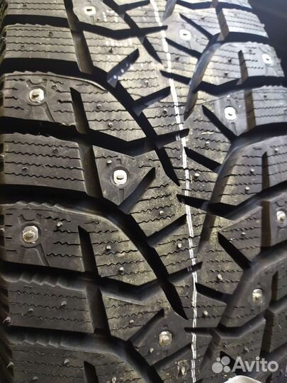 Bridgestone Blizzak Spike-02 215/55 R17