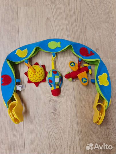 Развивающие игрушки на коляску tiny love