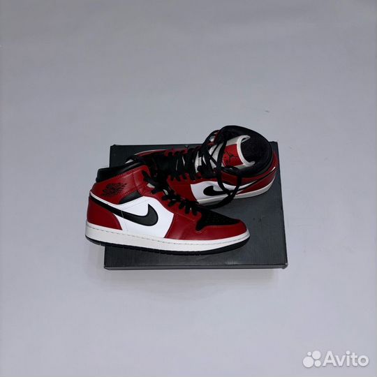 Air Jordan 1 Mid Chicago Black Toe