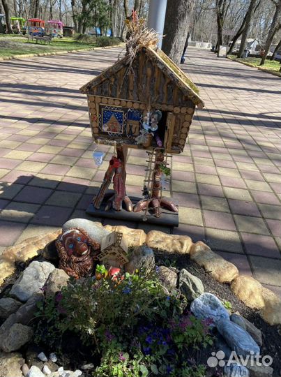 Бункерная кормушка избушка для сада