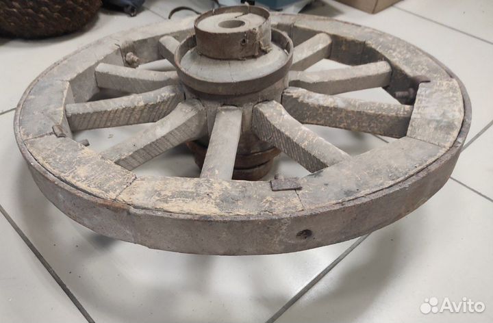 Старинное колесо от телеги