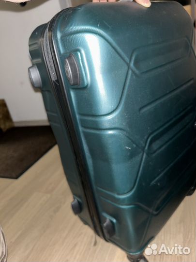 Чемодан на колесах пластиковый бу
