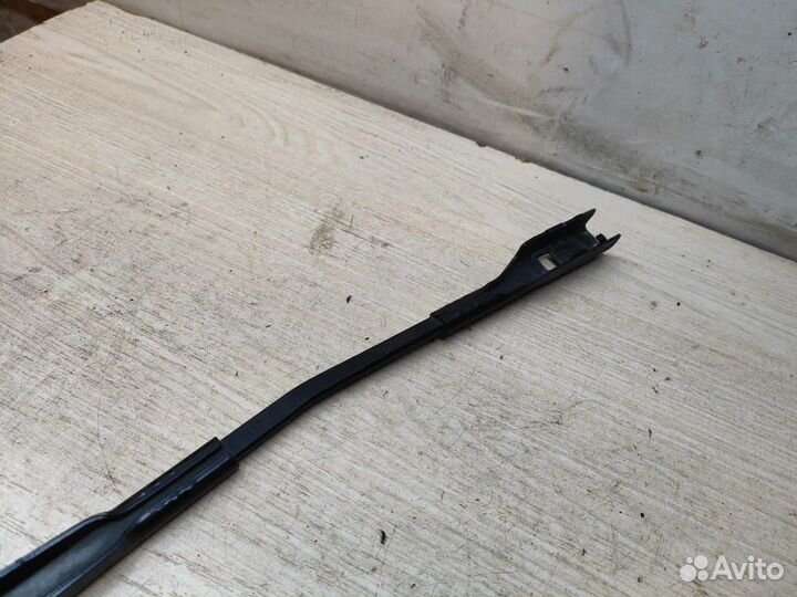 Поводок стеклоочистителя левый Skoda Octavia A7