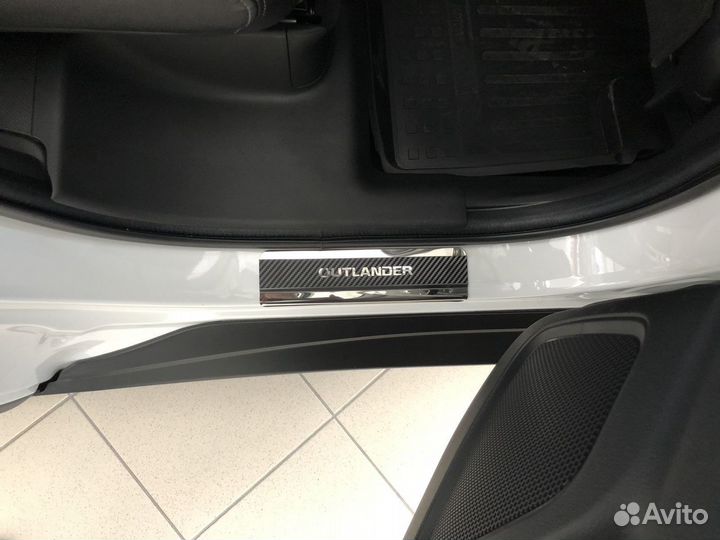 Накладки на пороги Mitsubishi Outlander 2012-2015;