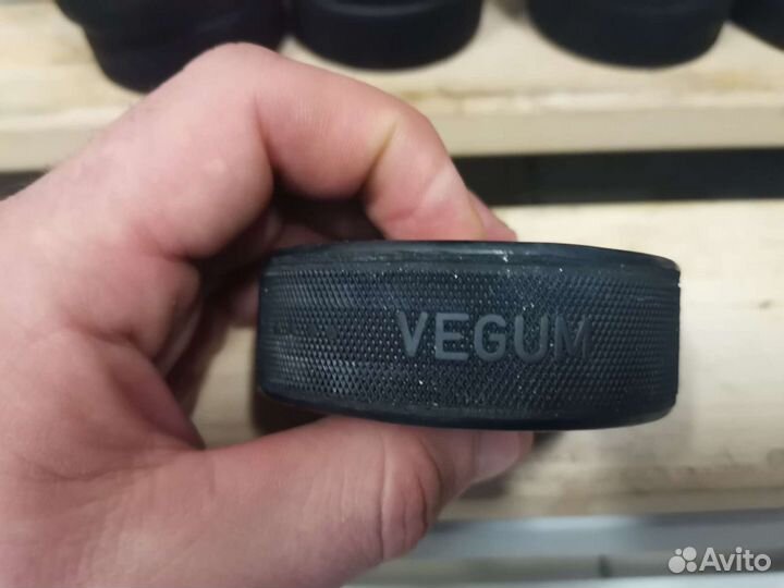 Хоккейные шайбы Vegum и Rubena