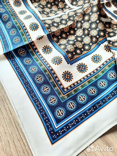 Платок Tory Burch шелковый