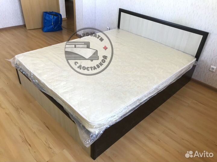 Кровать двухспальная с матрасом