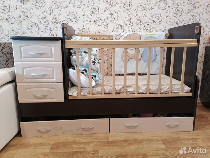 Детская кроватка с маятником и ящиком