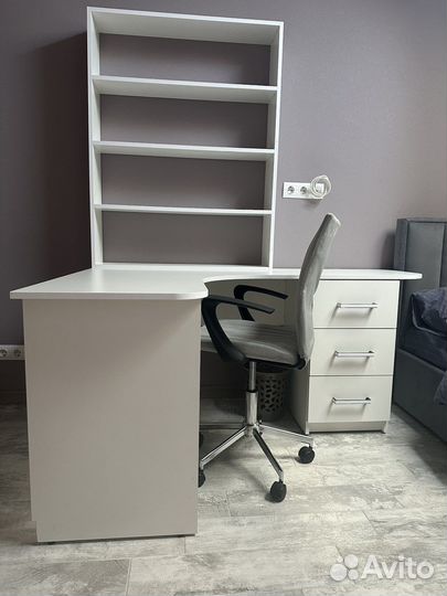 Угловой письменный стол