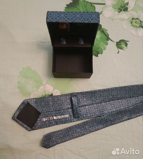 Галстук и запонки в подарочной коробке новые