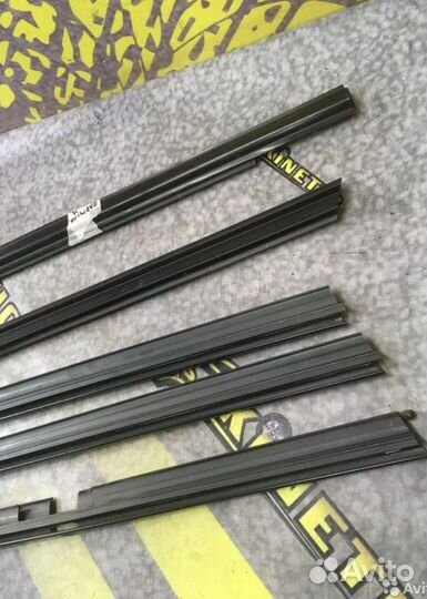 Уплотнитель стекла двери Mitsubishi Pajero Паджеро