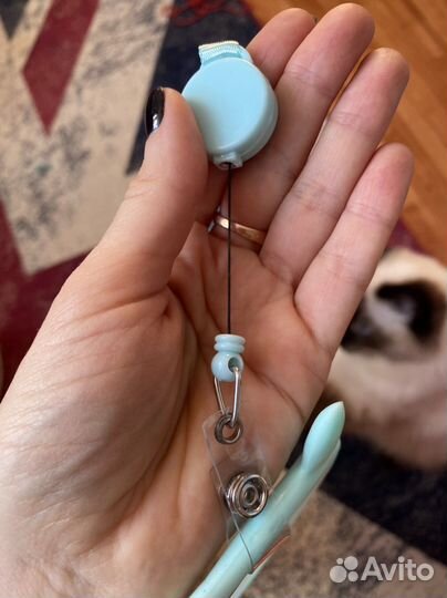 Бейдж на ленте с рулеткой