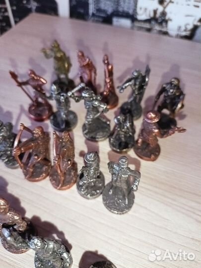 Фигурки рыцарей