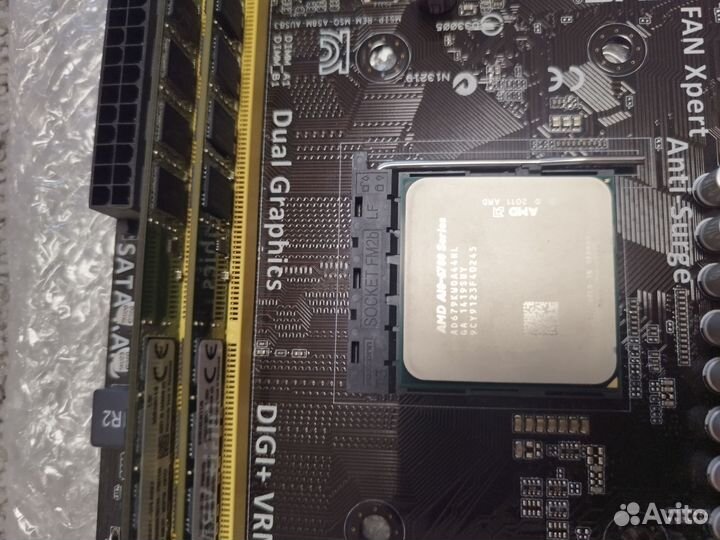 Материнская плата с процессором и памятью