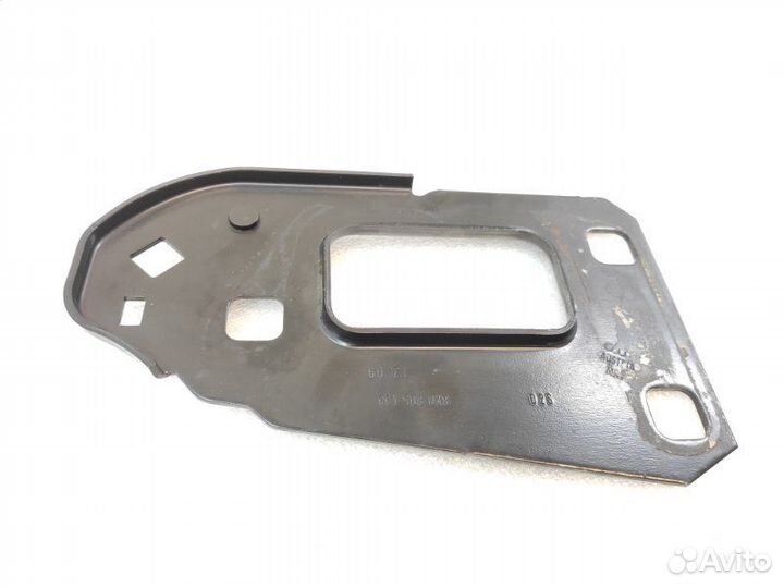 Кронштейн усилителя бампера передний левый Audi A4