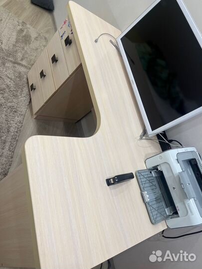 Письменный стол для школьника угловой бу