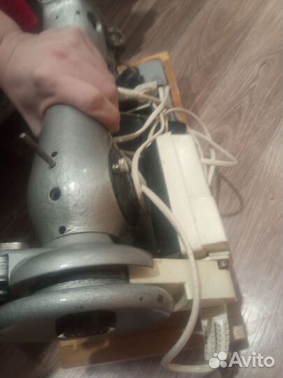 Швейная машинка с электроприводом