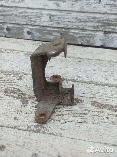 Кронштейн заднего бампера Mercedes W126