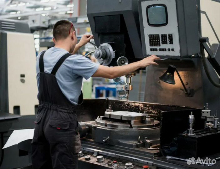 Сотрудники в цех,помощник мастера.видное