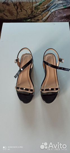 Босоножки на платформе 35